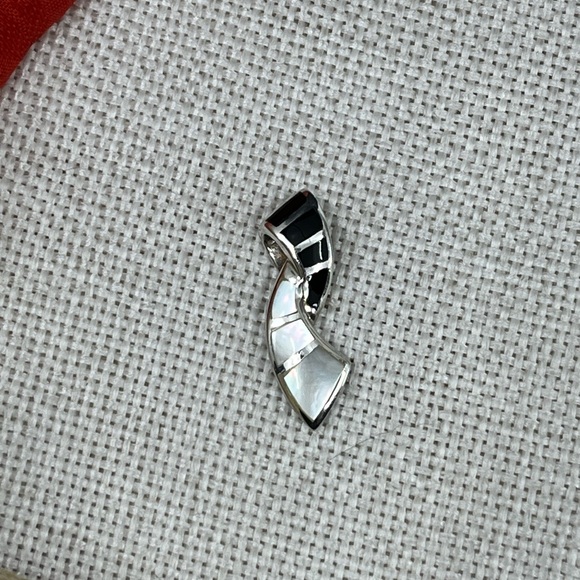 Vintage Sterling Silver Pendant with Black Onyx & Mother-of-Pearl Inlays - Picture 8 of 17